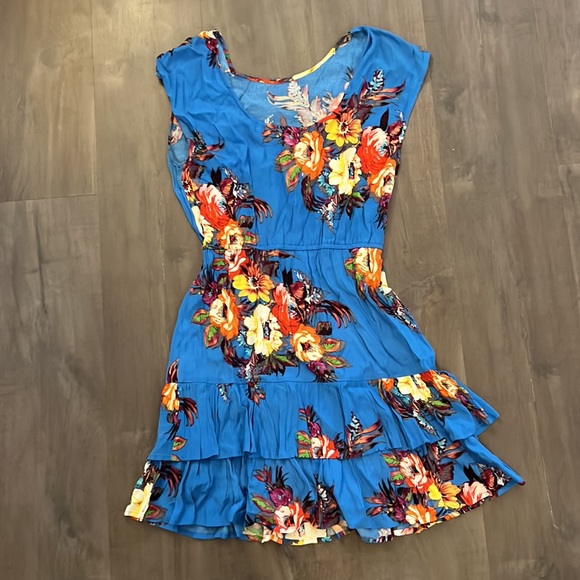 BEAUTIFUL and flattering floral print short dress. Great for summer! - Picture 2 of 3